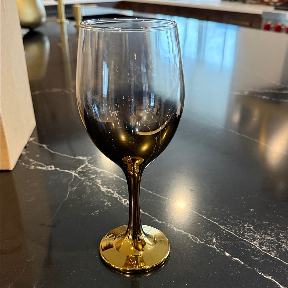 New in box set of 6 Elegant Gold Wine Glass